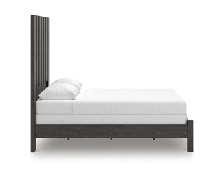 Fraluna Queen Panel Bed