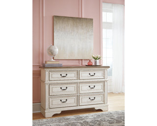 Realyn King Panel Bed, Dresser and 2 Nightstands