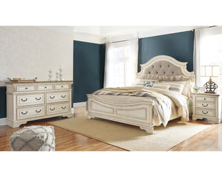 Realyn King Panel Bed, Dresser and 2 Nightstands